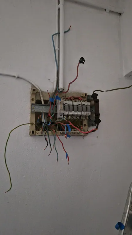 Ancienne installation électrique vétuste avant remplacement