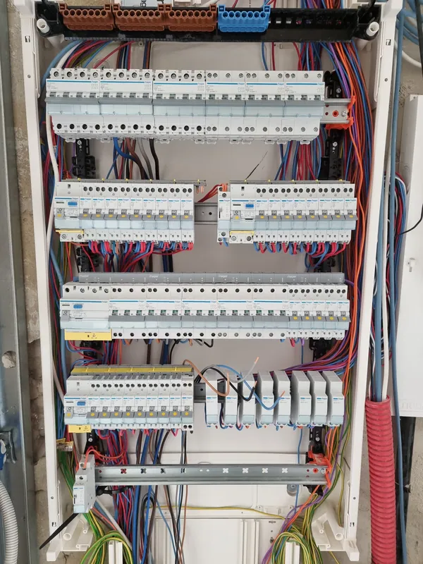Armoire électrique triphasée en cours de câblage