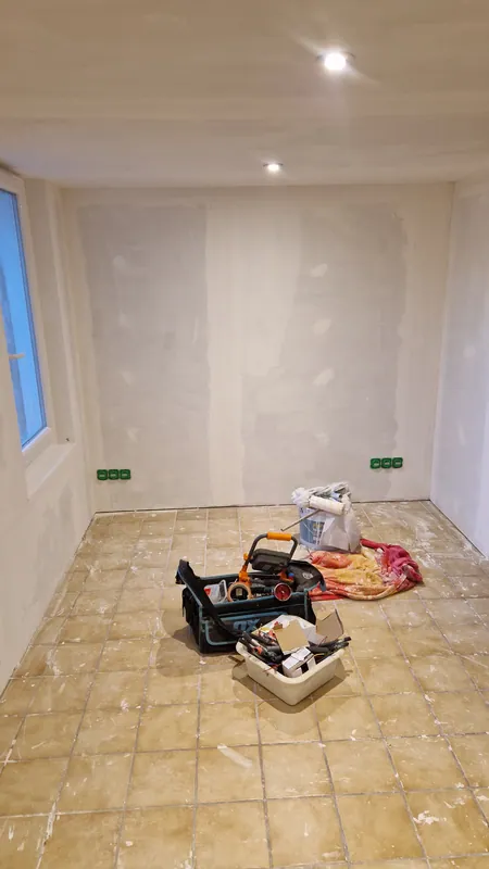 Attentes électriques dans une salle de bain en cours de finition