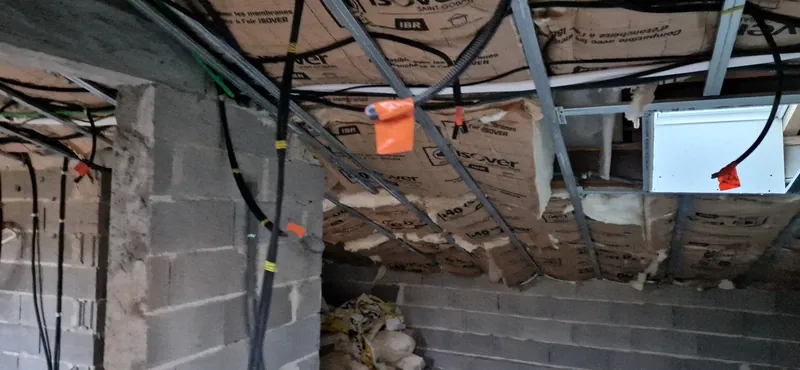 Boîtes de dérivation et attentes électriques sur un chantier neuf