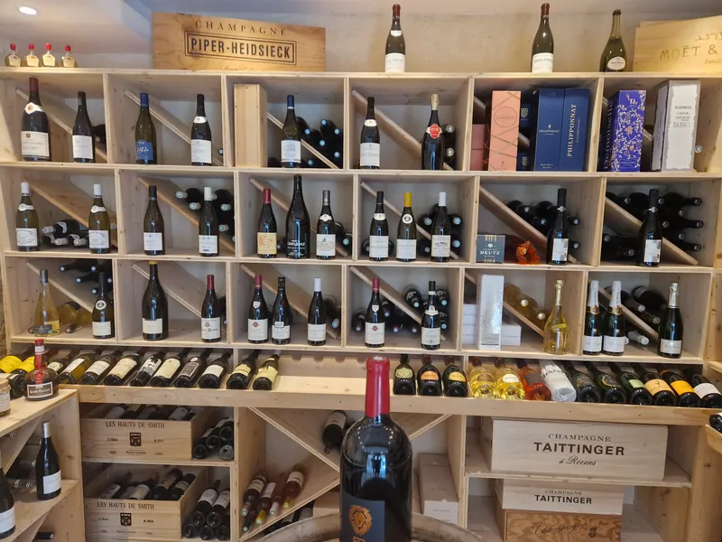 Cave à vin aménagée avec éclairage de mise en valeur