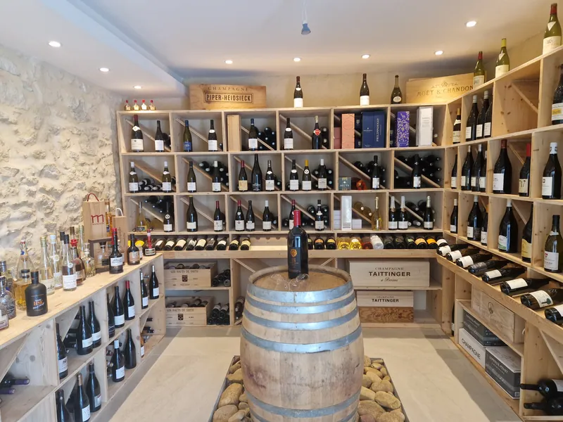Cave à vin voûtée en pierre, éclairage discret des casiers