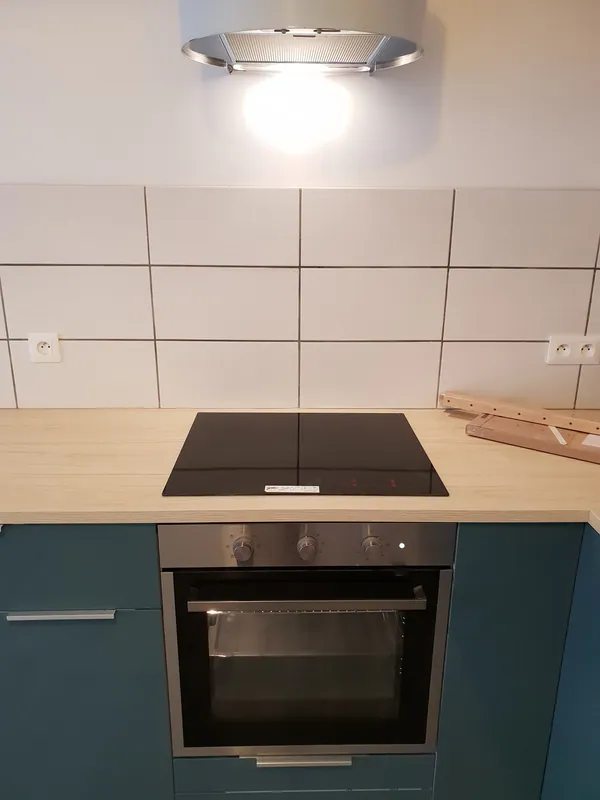 Cuisine équipée avec éclairage du plan de travail