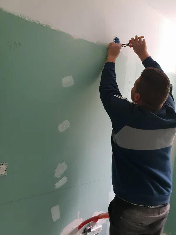 Électricien au travail sur un chantier de rénovation à Nyons