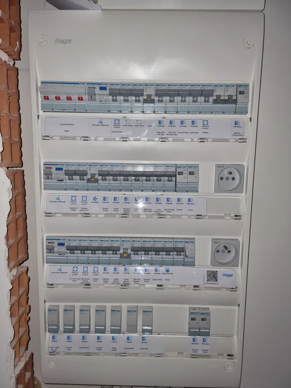 Grand tableau électrique multi-rangées d'une propriété rénovée