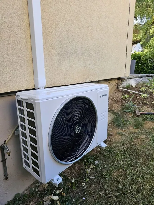 Groupe extérieur de climatisation installé sur supports