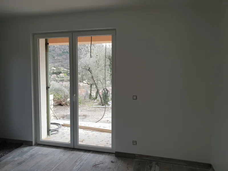 Après travaux : séjour rénové, installation électrique neuve