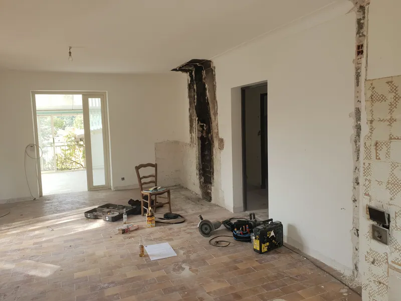 Avant travaux : séjour d'une maison ancienne à rénover