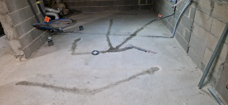 Saignées au sol pour le passage des gaines dans une maison neuve
