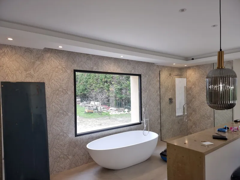 Salle de bain avec baignoire îlot et éclairage sur mesure