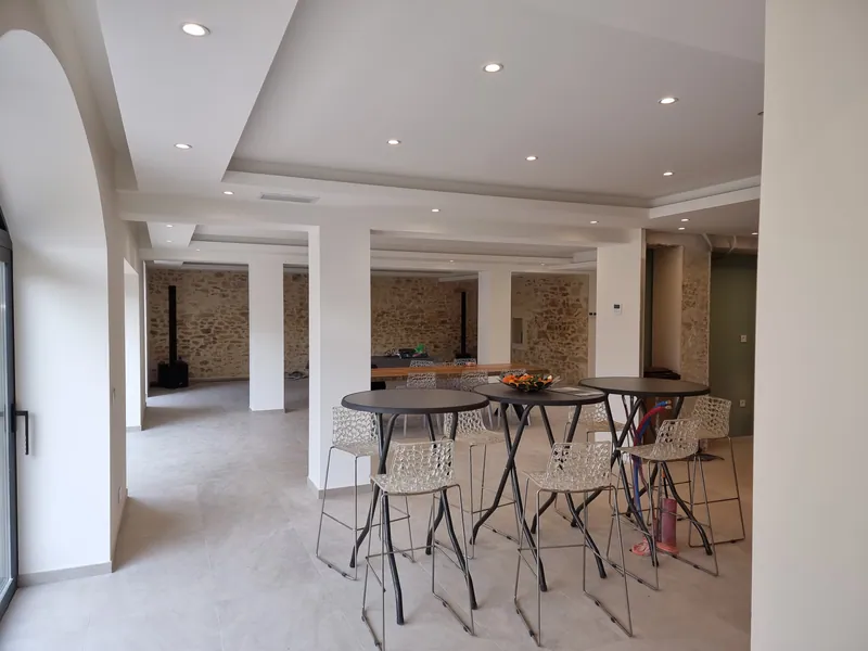 Grande salle de réception avec éclairage encastré