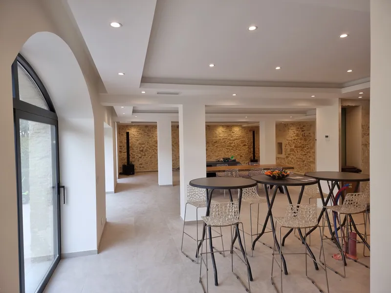 Séjour sous arche en pierre, éclairage indirect