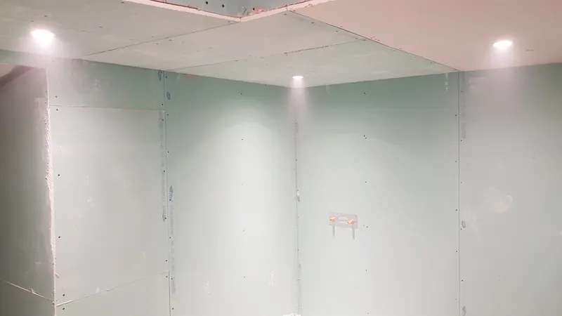Pose de spots encastrés dans un plafond en placo