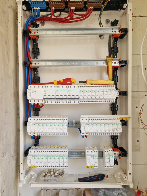Tableau électrique ouvert, câblage aligné et repéré