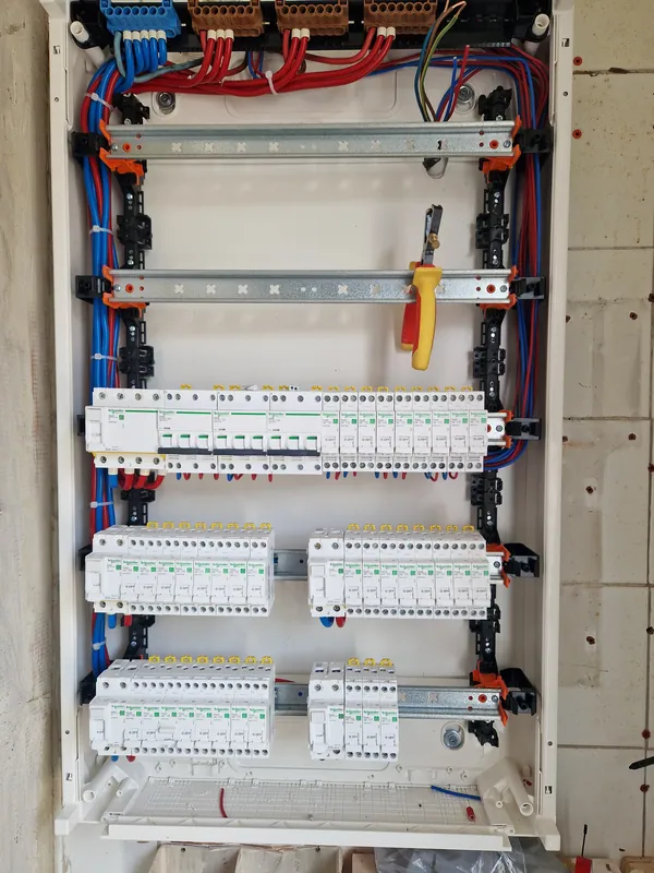 Détail d'un tableau électrique : disjoncteurs et interrupteurs différentiels