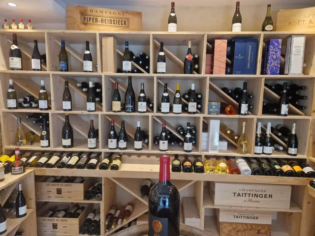 Cave à vin avec casiers en bois et éclairage de mise en valeur