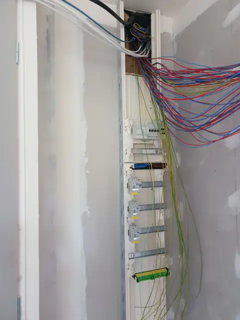 Fils électriques repérés en éventail avant raccordement au tableau