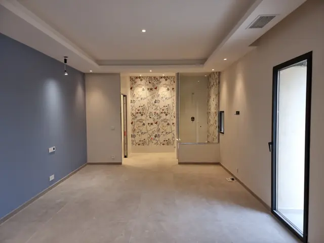 Salle d'eau avec papier peint floral et douche vitrée