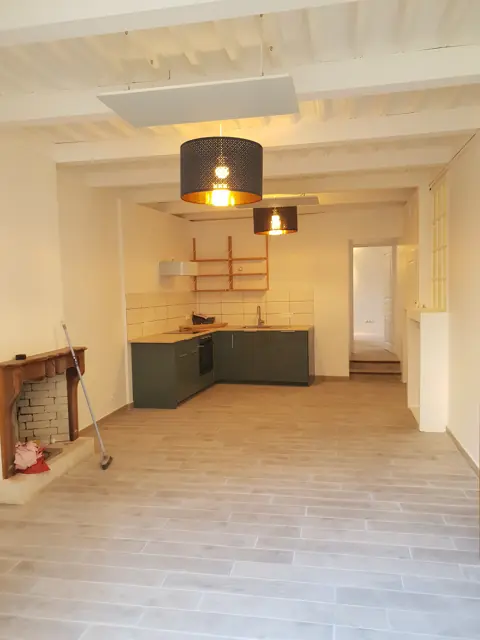 Séjour et cuisine rénovés dans une maison de village