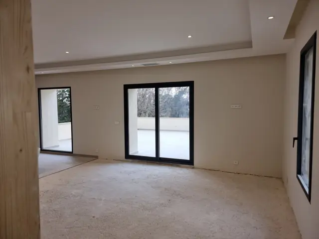 Suite parentale avec grandes baies vitrées donnant sur une terrasse