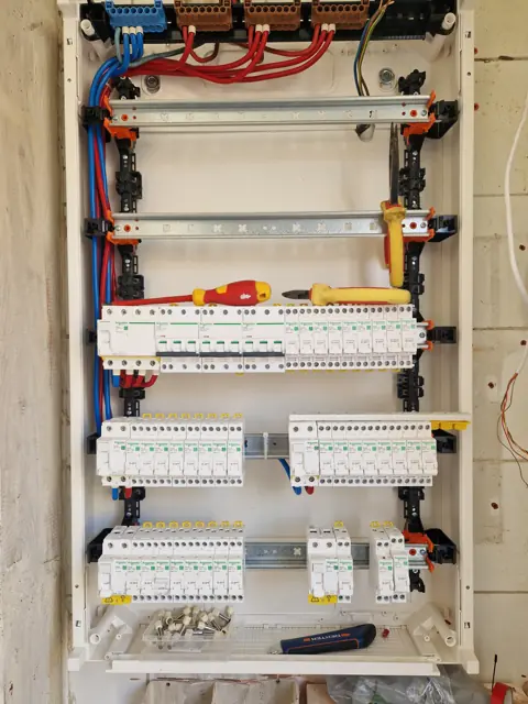 Tableau électrique en rénovation, borniers en cours