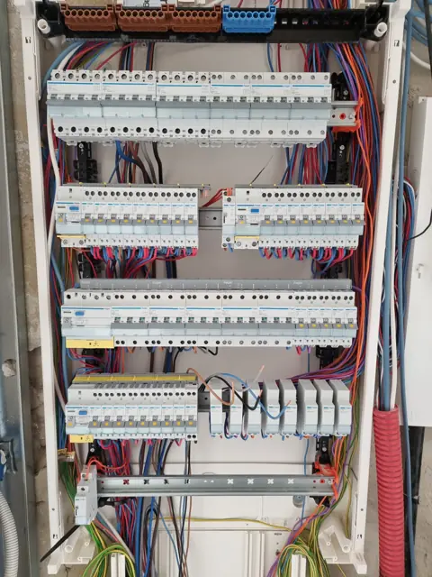 Tableau électrique en cours de câblage